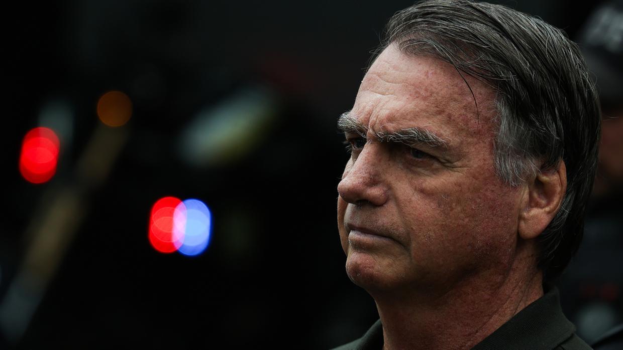 Bolsonaro ficou alguns segundos sem respirar e teve 'vômito a jato' ao passar mal, detalha Flávio