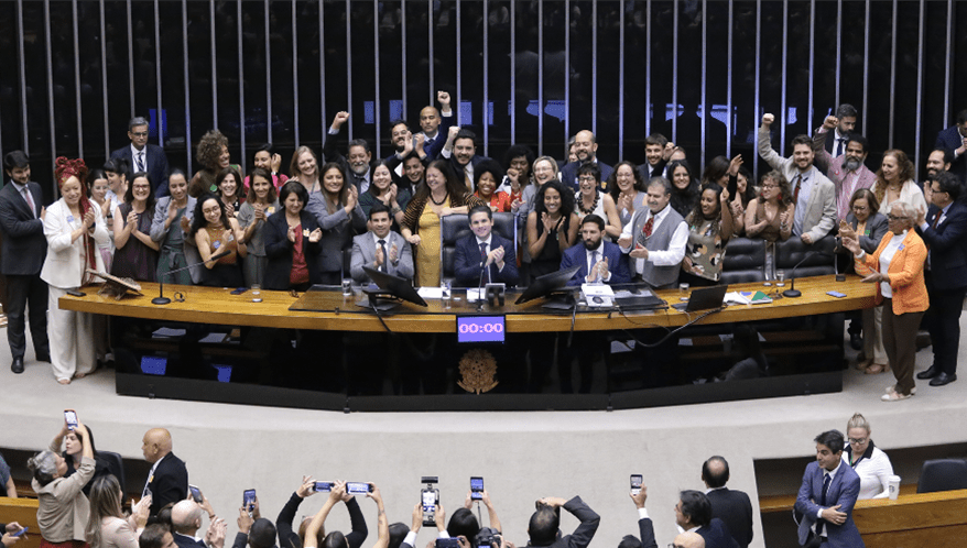 Câmara aprova projeto contra adultização de crianças nas redes sociais