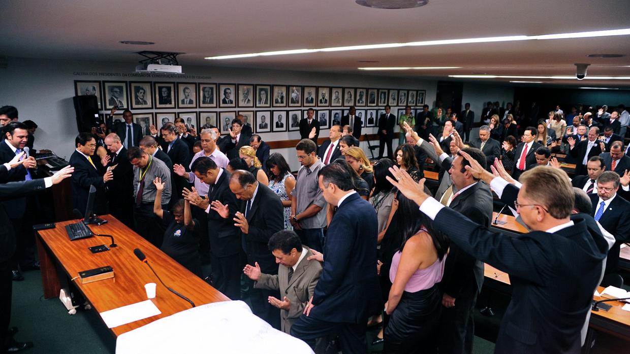 Como as mudanças no perfil religioso da população têm influenciado a política no Brasil
