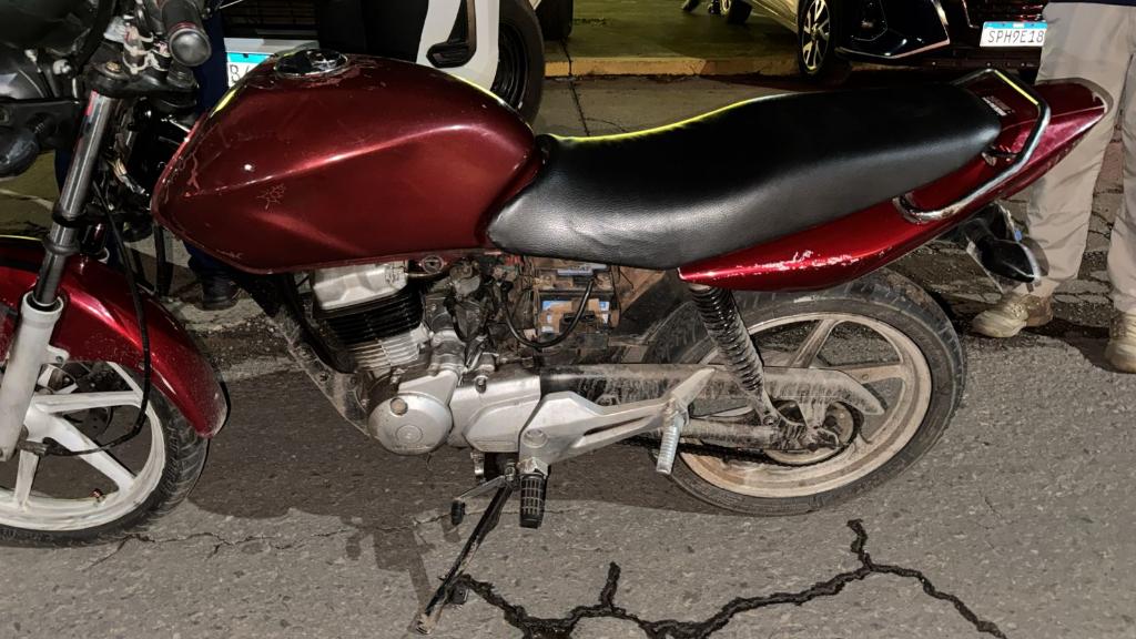 Fiscalização apreende moto com R$ 55,9 mil em débitos de multas de trânsito na avenida Fernando Corrêa da Costa