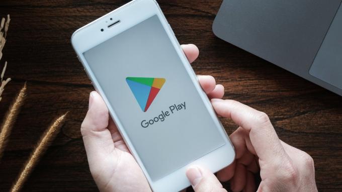 Google vai dificultar o download de aplicativos fora da Play Store no Brasil a partir de 2026