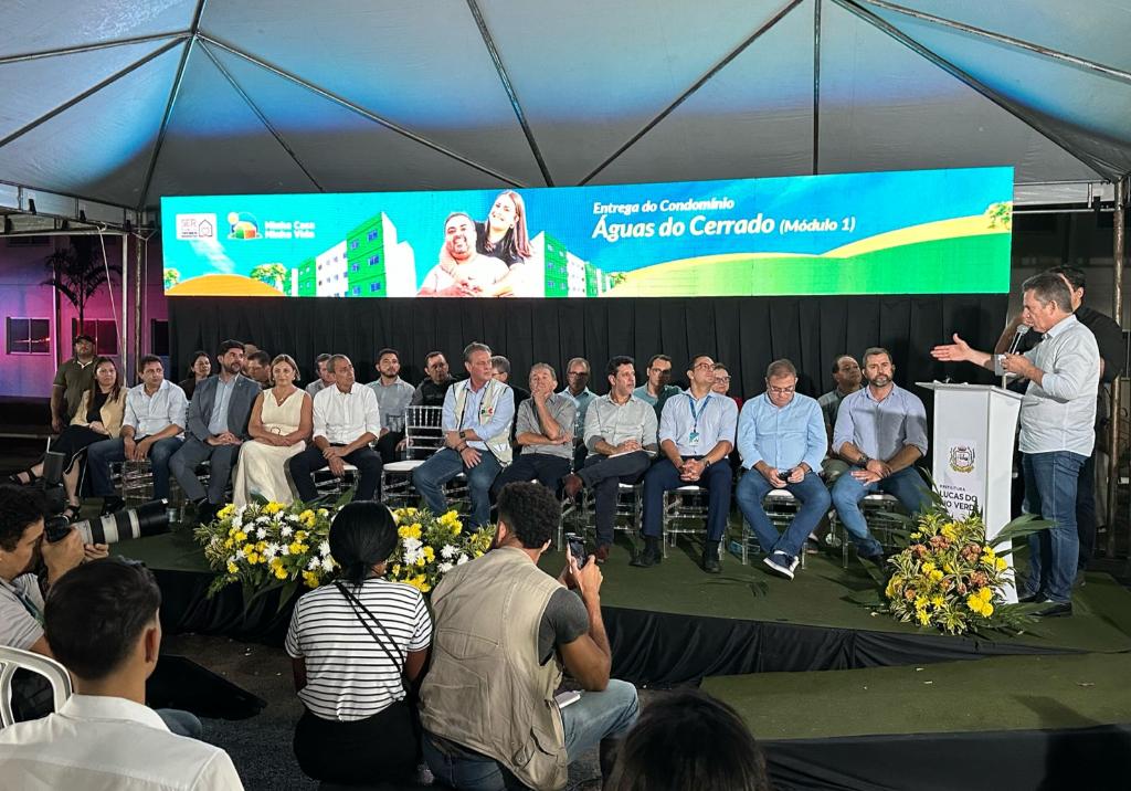 Governo de MT entrega chaves de 192 casas em parceria com a prefeitura e União
