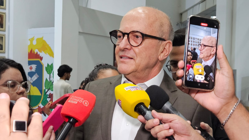 Pivetta elogia Tarcísio, mas cenário eleitoral é complicado com o crescimento de Michele Bolsonaro nas pesquisas.