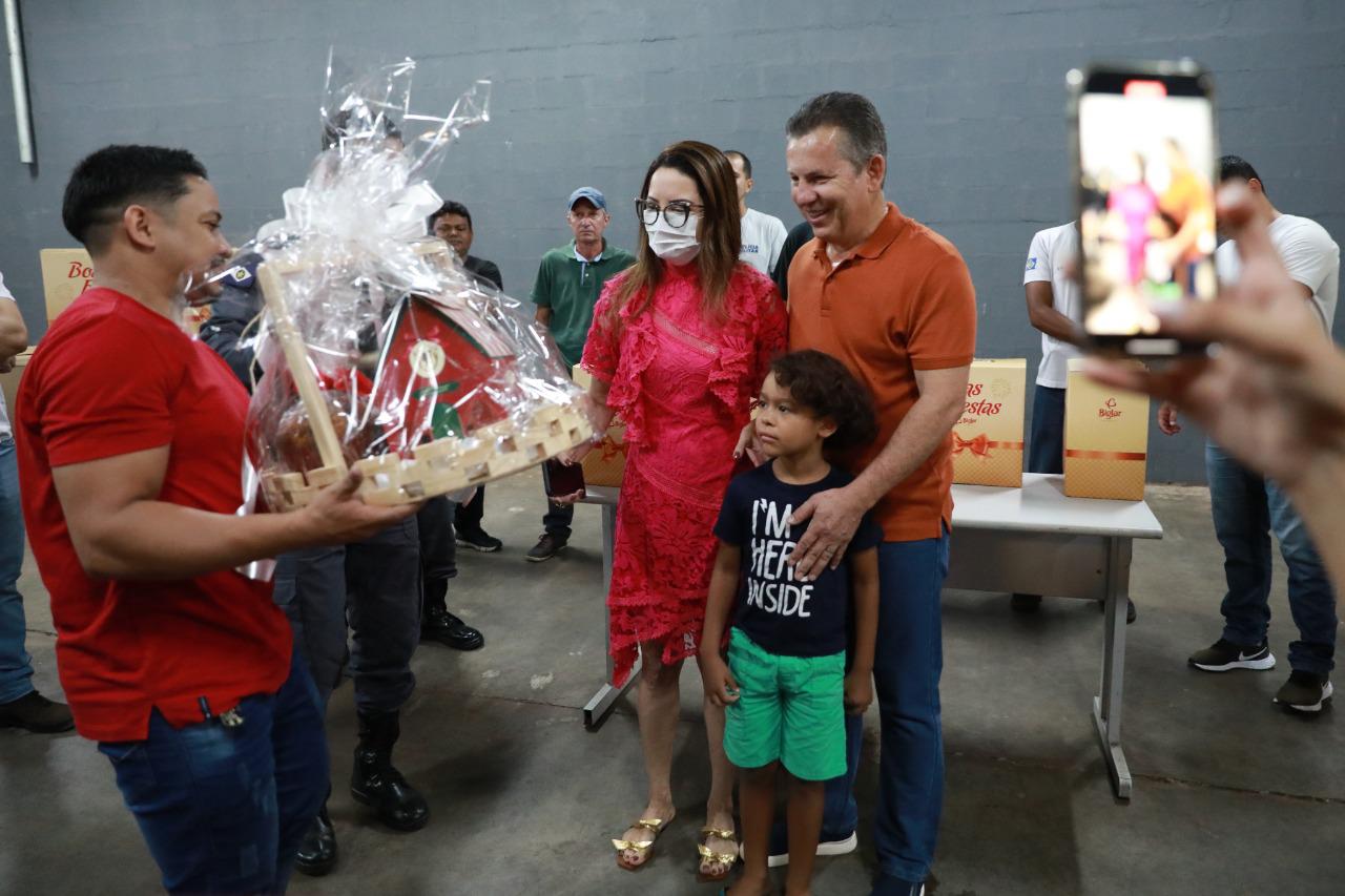 Virginia Mendes entrega cestas  natalinas à servidores e prestadores de serviços